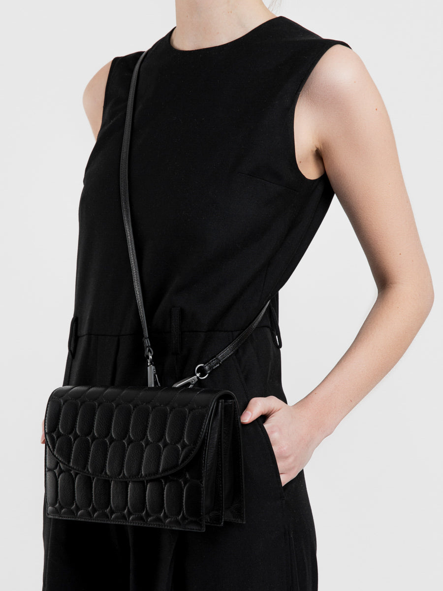 BLACK/ BLACK