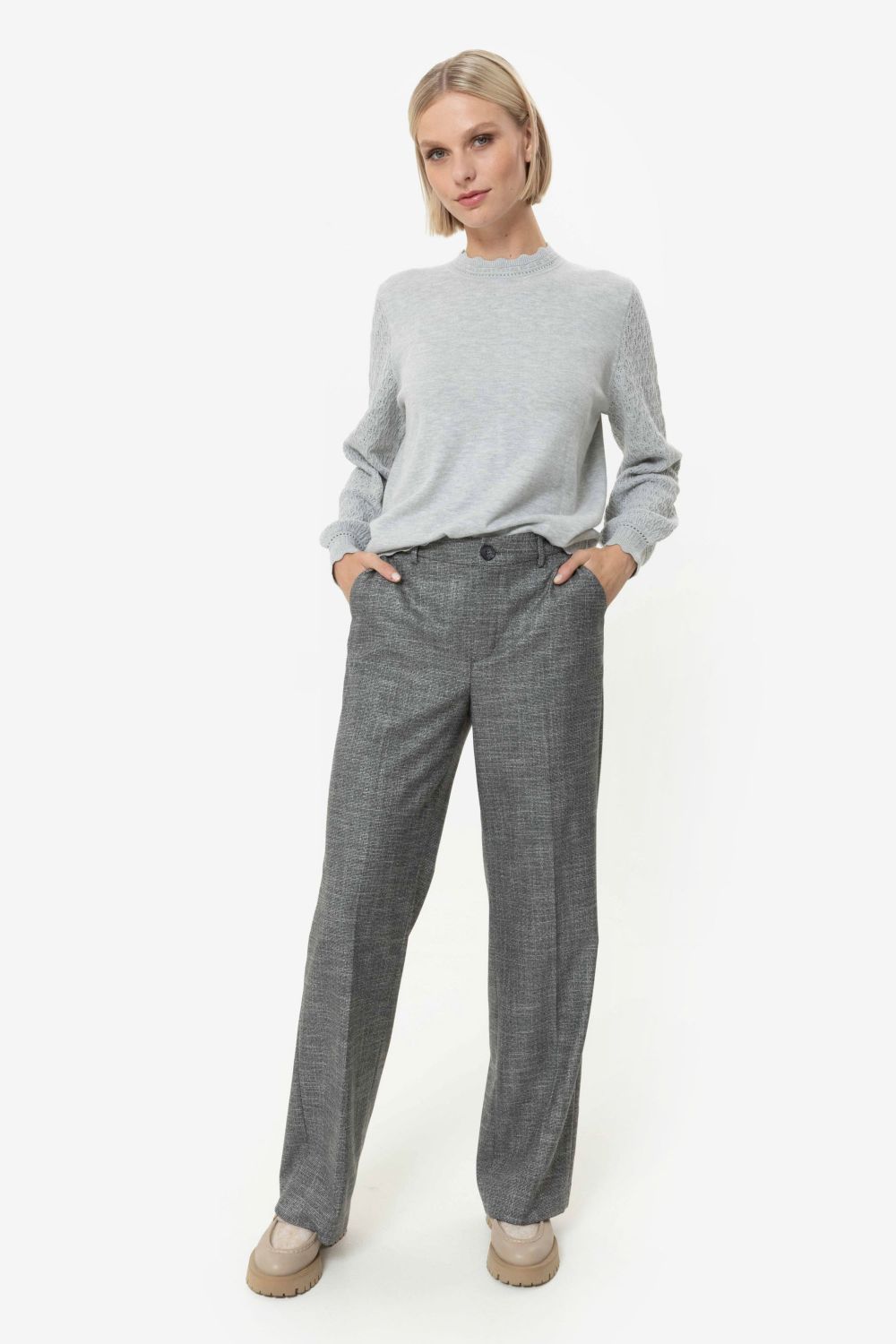 Pantalon court gris foncé, aspect tweed