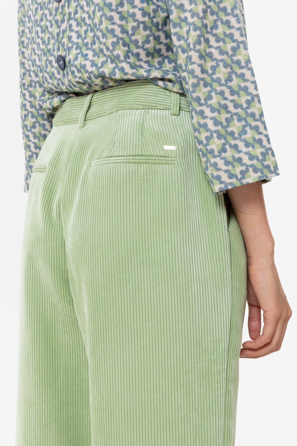 Pantalon en velours côtelé vert, jambes amples, coupe droite