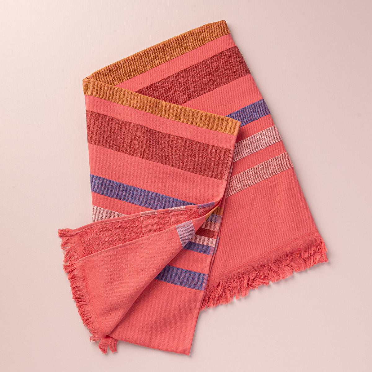 Mia Zia - Linge de Plage Haut de Gamme – Serviette Fouta – Le Thème “Tichka” fond Pêche