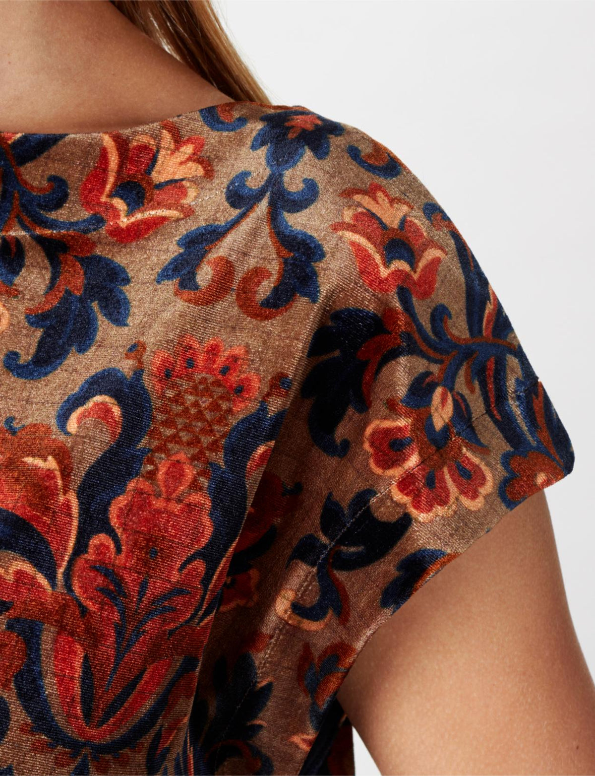 Velvet Feel Shirt In Brown - Bruin