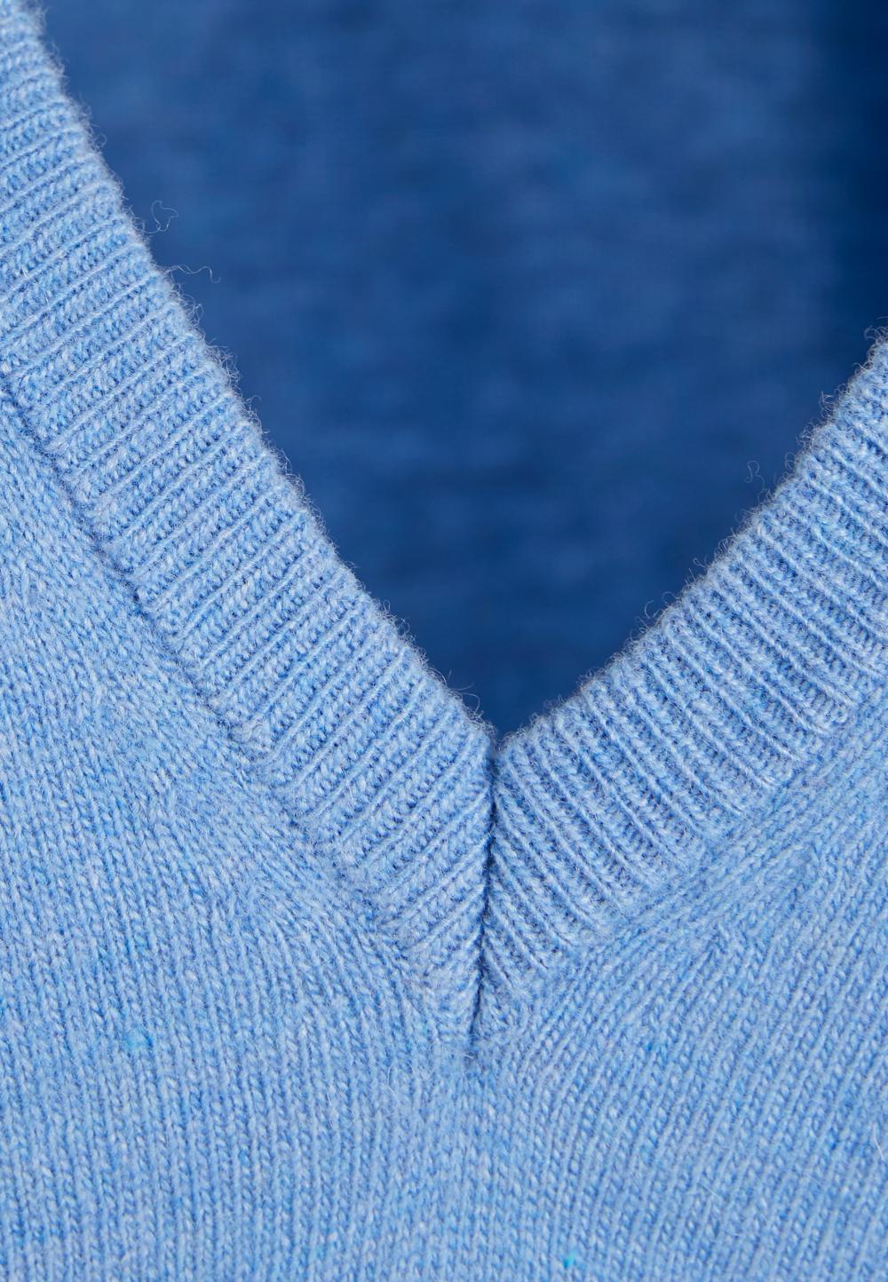 Sleeveless Deep V-Neck Pullover In Blue - Blauw