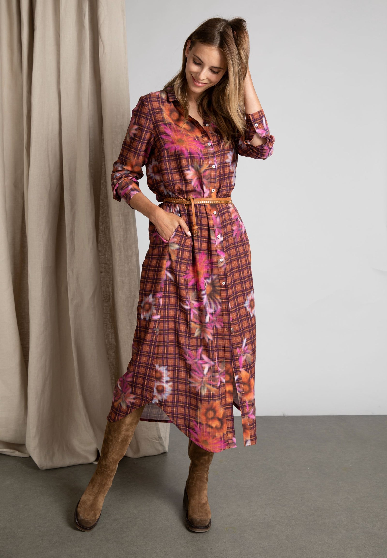 Vrouw Lange Overhemdjurk In Het Bruin - W