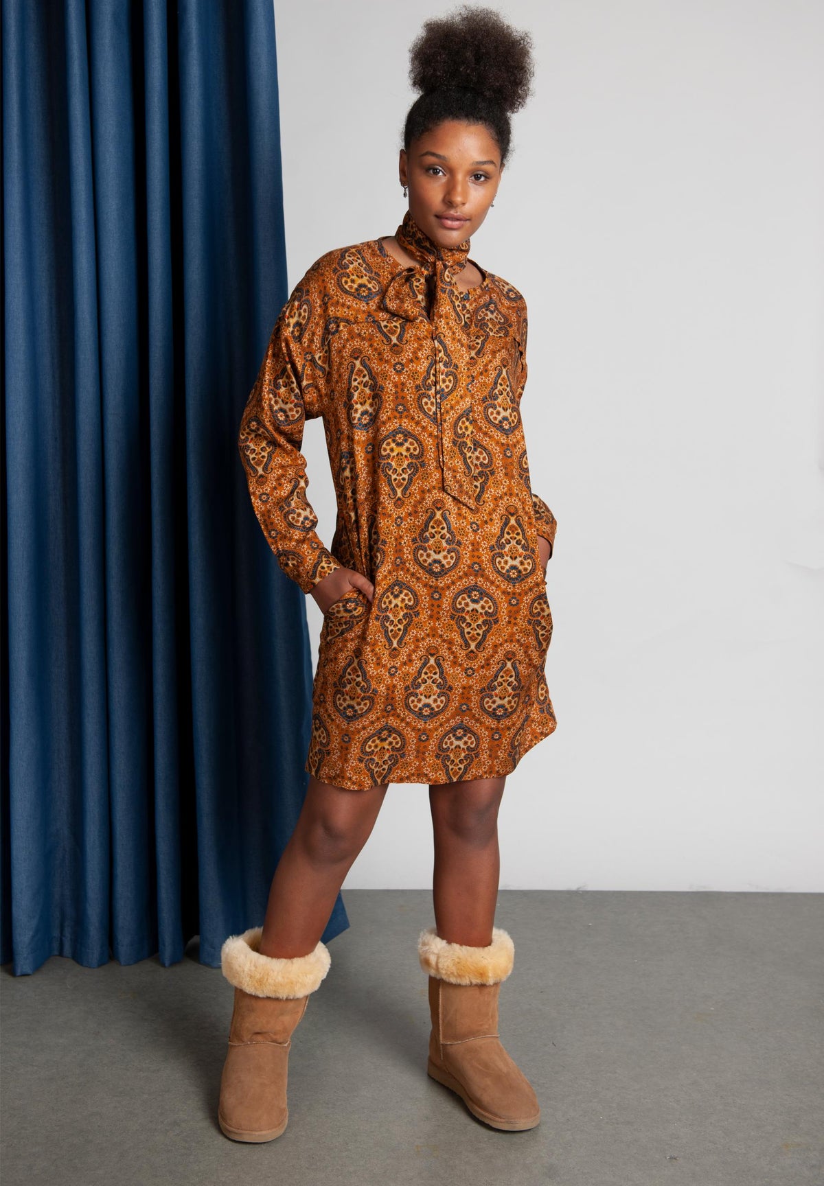 Long Sleeve Viscose Dress In Brown - Bruin