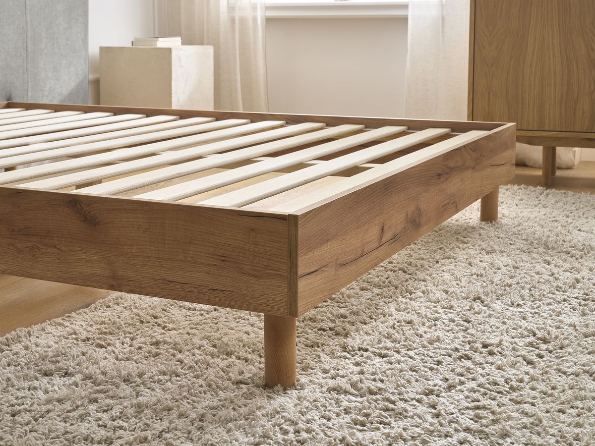 Licht houten ALTIRA bed met massieve latten