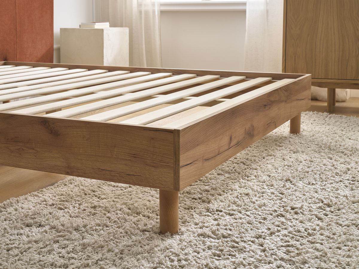 Licht houten ALTIRA bed met massieve latten