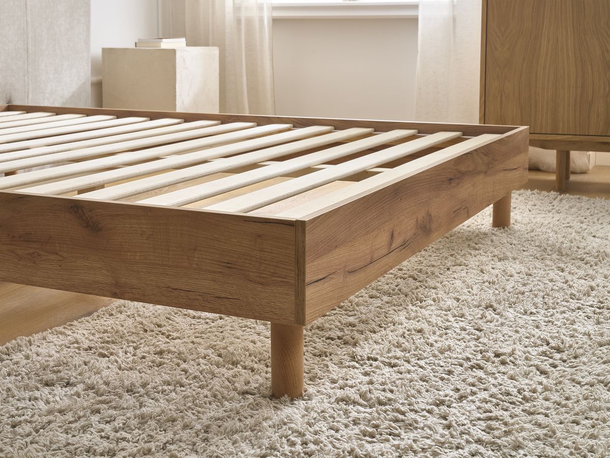 Licht houten ALTIRA bed met massieve latten
