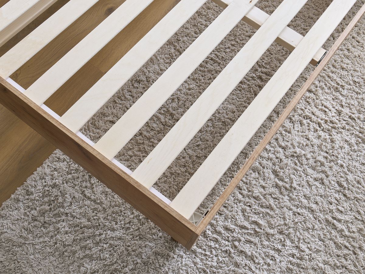 Licht houten ALTIRA bed met massieve latten