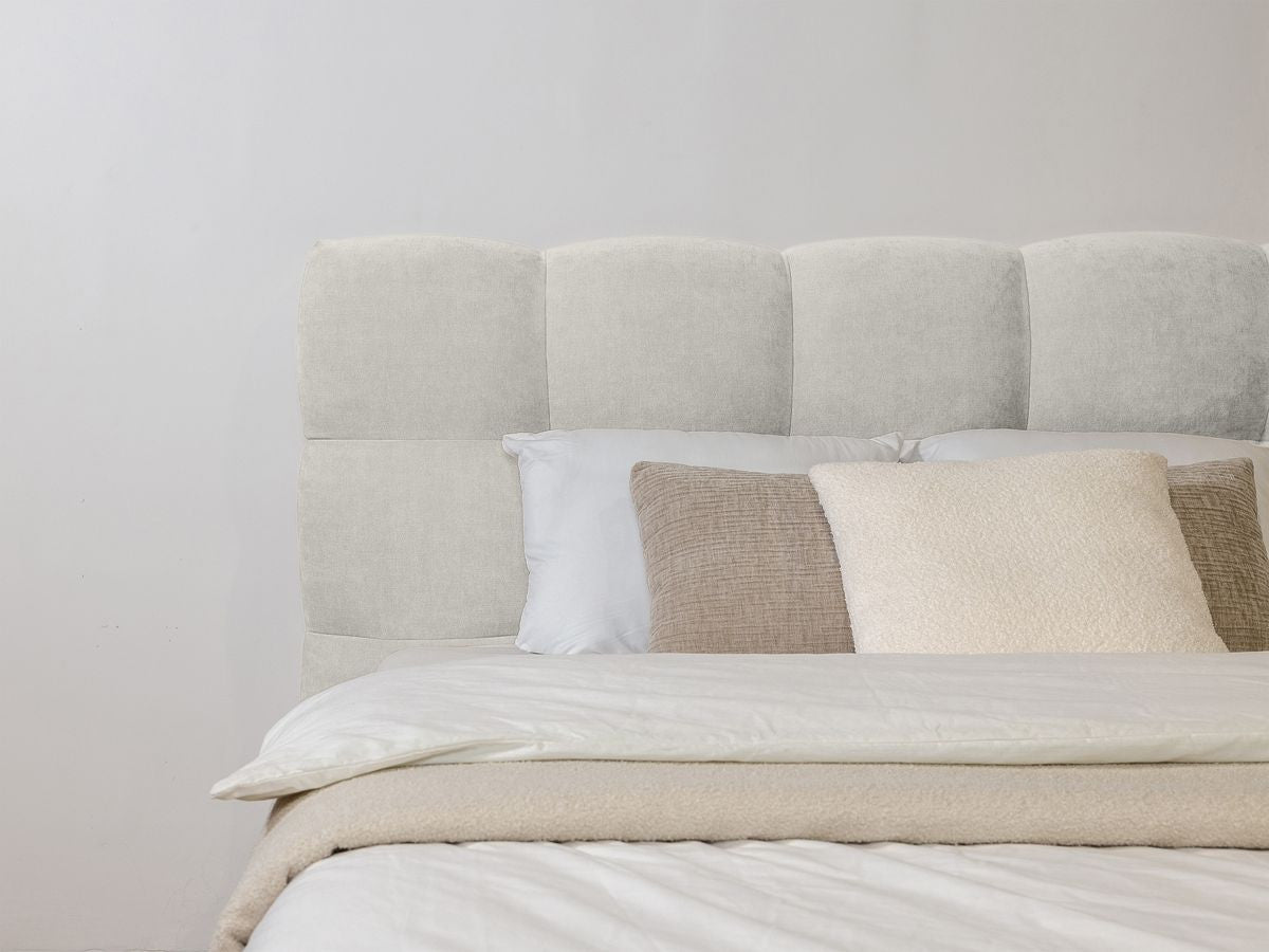KUMO bed met massieve latten en poten van natuurlijk hout