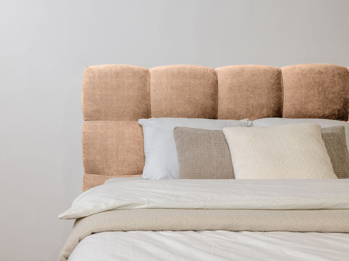 KUMO bed met massieve latten en poten van natuurlijk hout