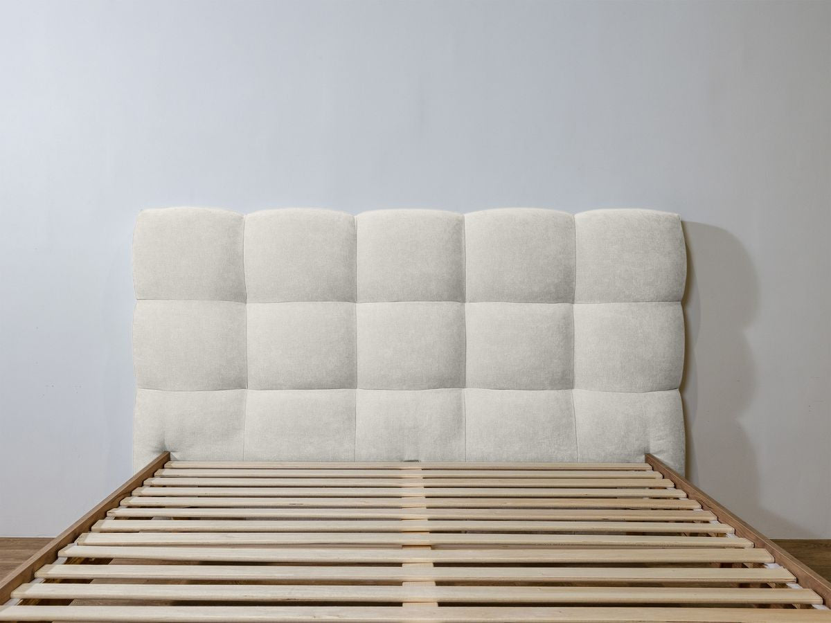 KUMO bed met massieve latten en poten van natuurlijk hout