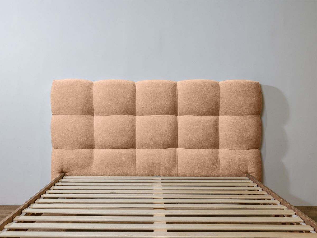 KUMO bed met massieve latten en poten van natuurlijk hout