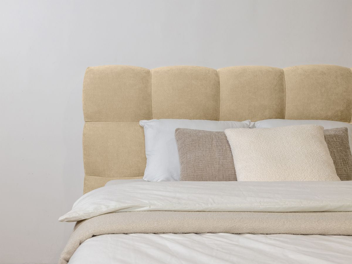 KUMO bed met massieve latten en poten van natuurlijk hout