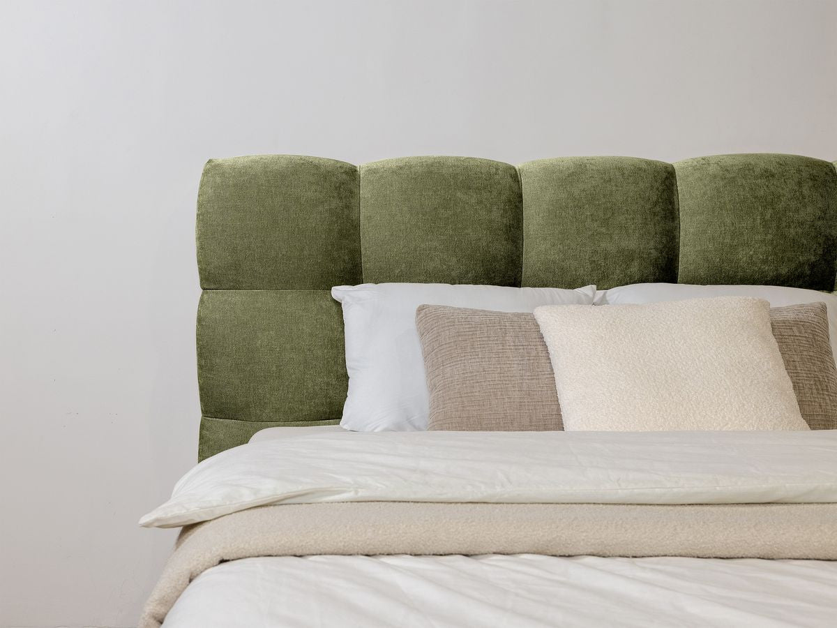 KUMO bed met massieve latten en poten van natuurlijk hout