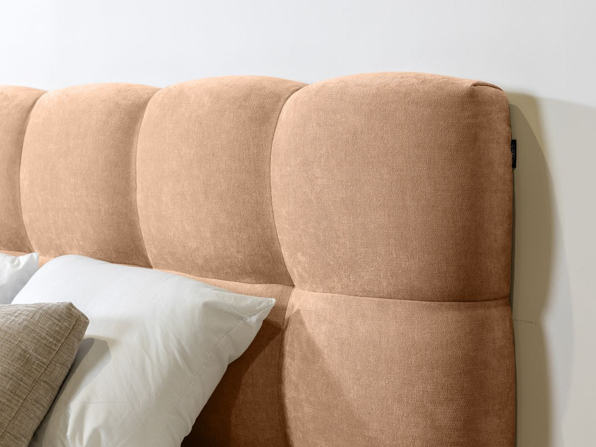 KUMO bed met massieve latten en poten van natuurlijk hout
