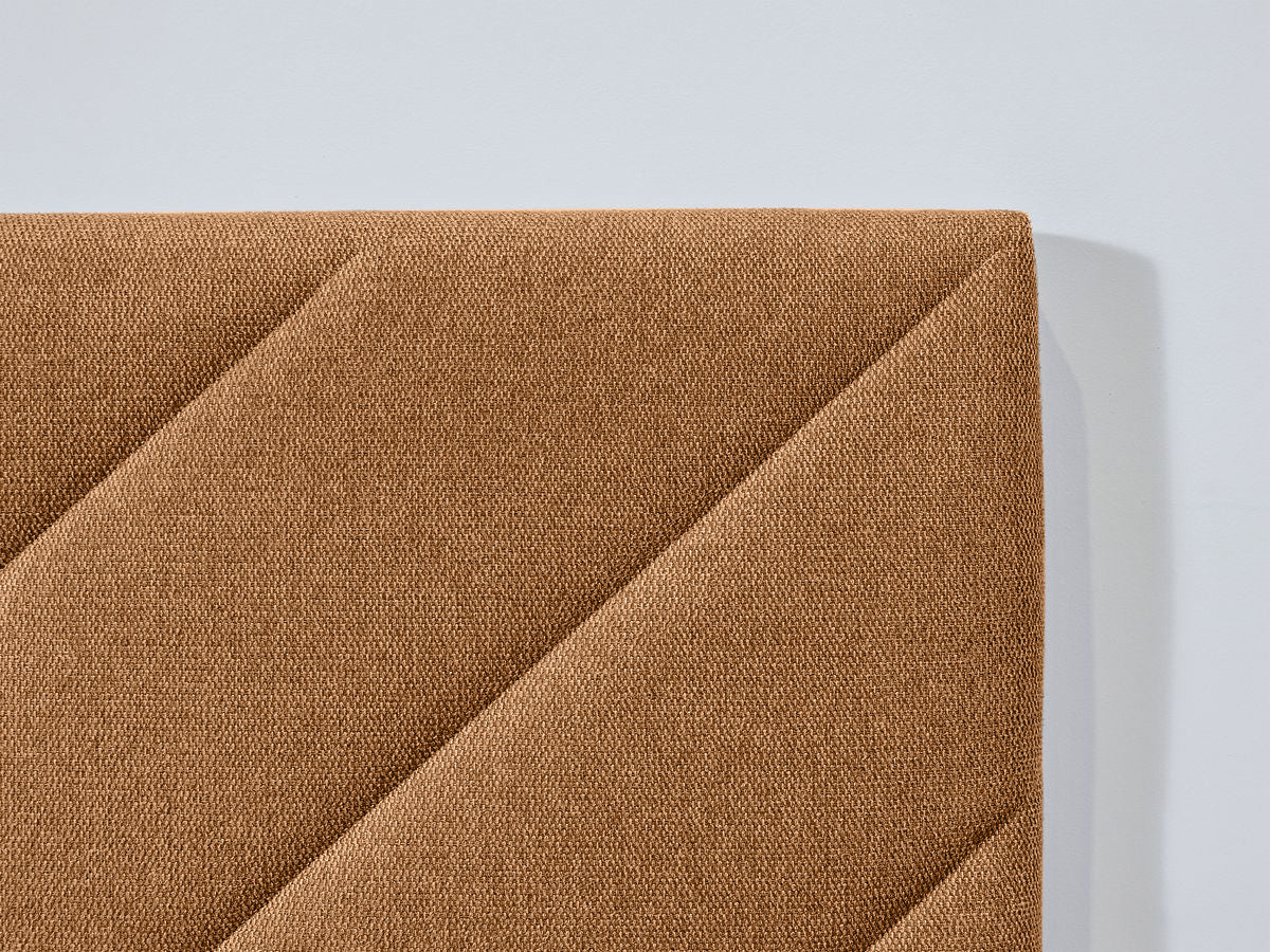 ROMAANS bed met massieve latten en gestructureerde stof