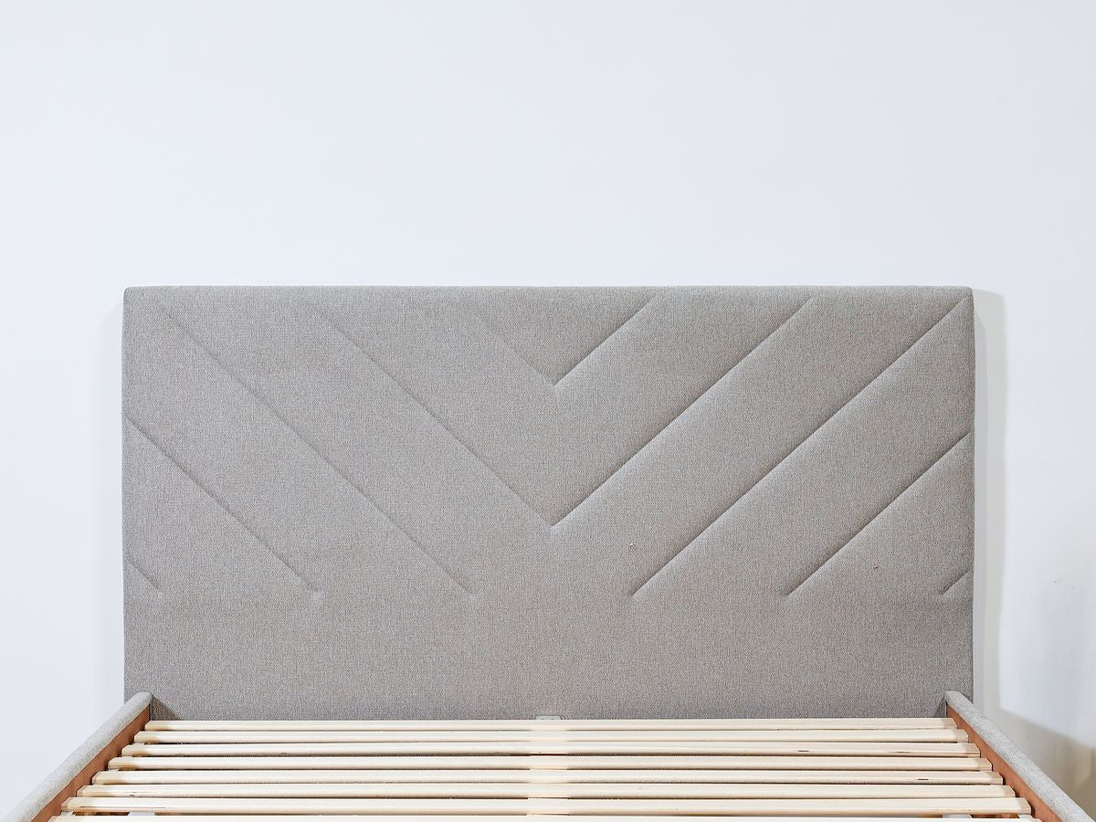 ROMAANS bed met massieve latten en gestructureerde stof