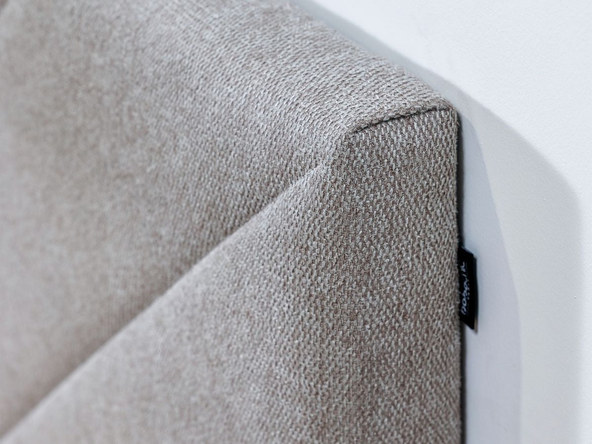 ROMAANS bed met massieve latten en gestructureerde stof