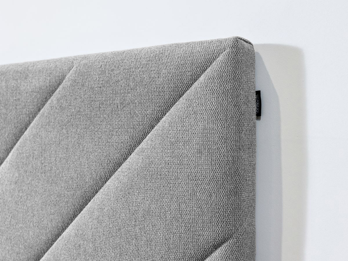 ROMAANS bed met massieve latten en gestructureerde stof