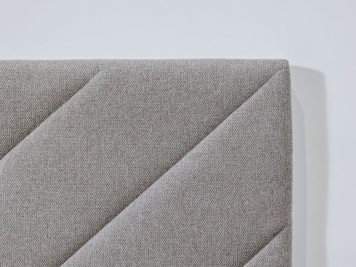 ROMAANS bed met massieve latten en gestructureerde stof