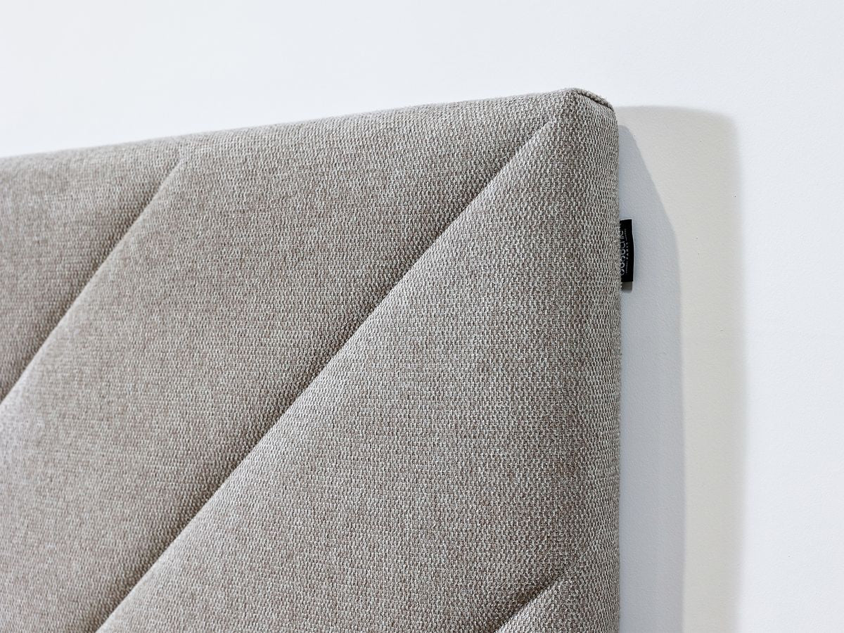 ROMAANS bed met massieve latten en gestructureerde stof