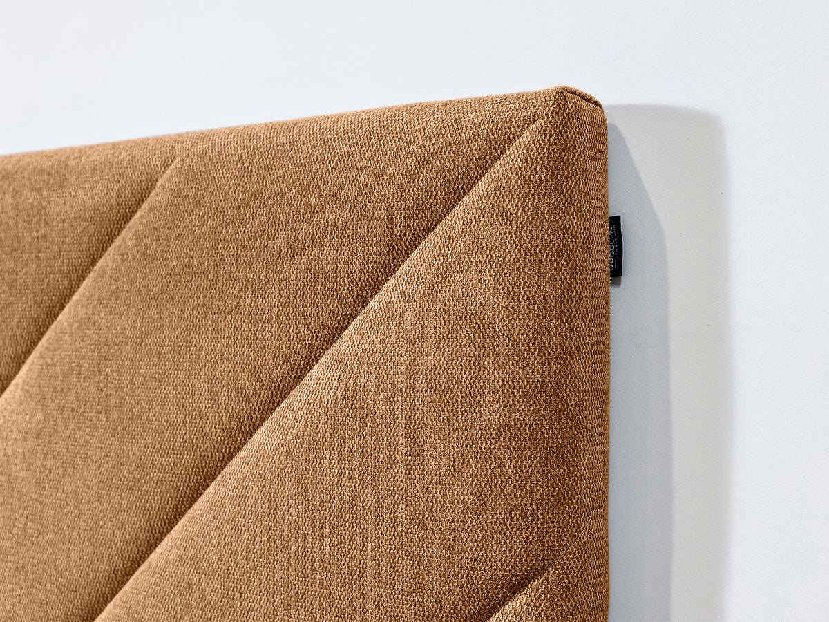 ROMAANS bed met massieve latten en gestructureerde stof