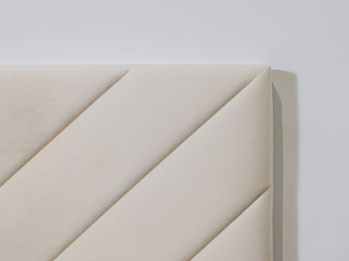 ROMAANS bed met massieve latten fluwelen stof