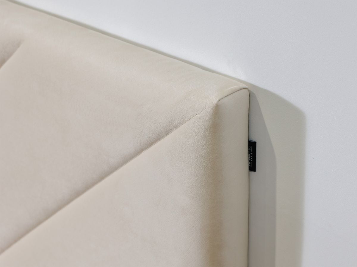 ROMAANS bed met massieve latten fluwelen stof