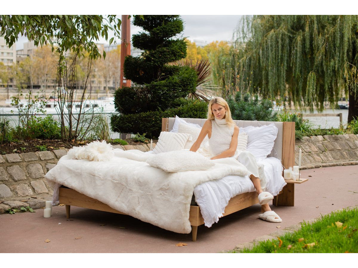 SELENA bed met massieve latten en poten van natuurlijk hout