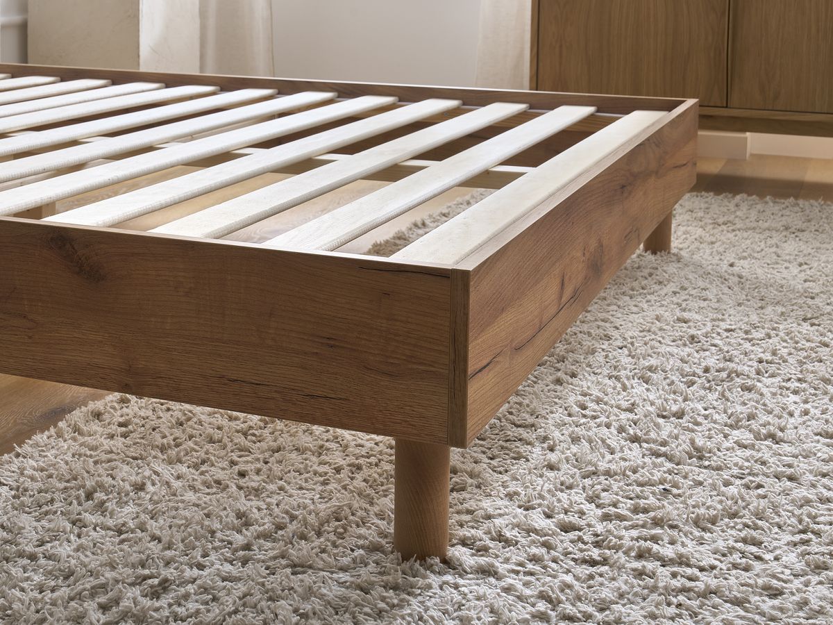Licht TIMO bed van licht hout met massieve latten