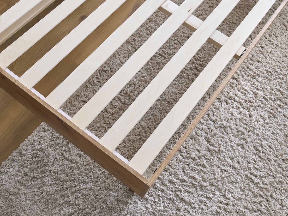 Licht TIMO bed van licht hout met massieve latten